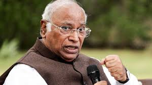 आरएसएस पर प्रतिबंध लगाया जाना चाहिए, पीएम मोदी पटेल की विरासत का 'अपमान' कर रहे हैं: खड़गे - न्यूज टुडे