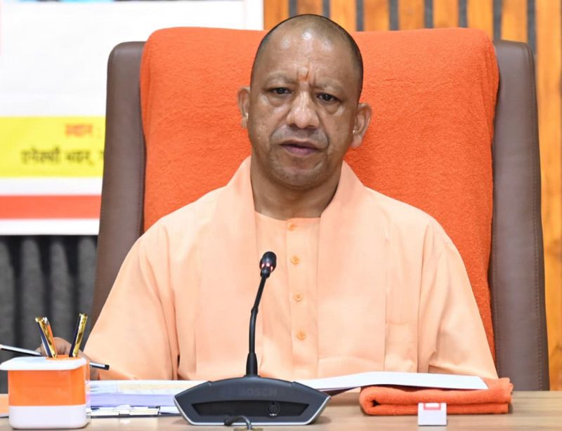 योगी बोले, गंभीर मामला सामने आने पर भाग जाते हैं 'दो नामूने'; अखिलेश ने किया पलटवार