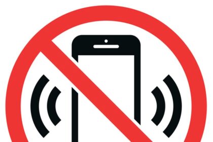 बागपत: खाप मोबाइल प्रतिबंध का कई लोगों ने समर्थन किया, कुछ ने निंदा की