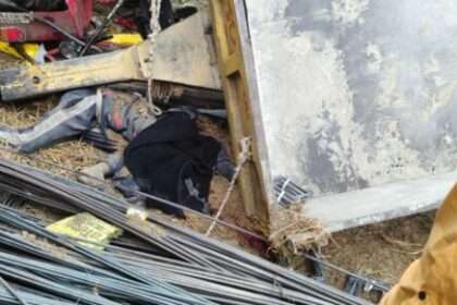 गोपालपुर के पास पलटी सरिया लदी trali